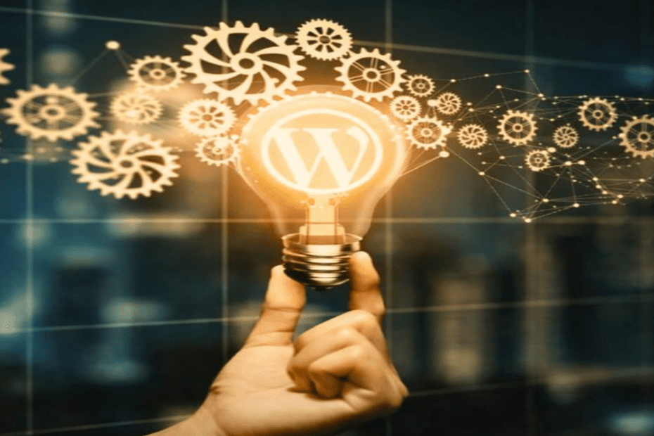 In der Mitte des Fotos hält eine Hand eine leuchtende Glühbirne in die Höhe. In der Glühbirne ist das Logo von Wordpress zusehen.