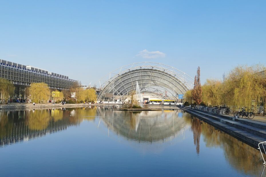 Leipziger Messe mit See davor